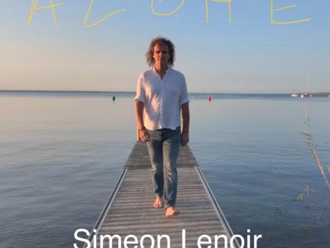« Alone » est le premier extrait du nouvel album en Anglais de Simeon Lenoir